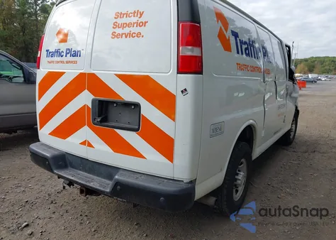 2018 Chevrolet Express 2500 Work Van z USA, uszkodzony, nr VIN 1GCWGAFP2J1336681